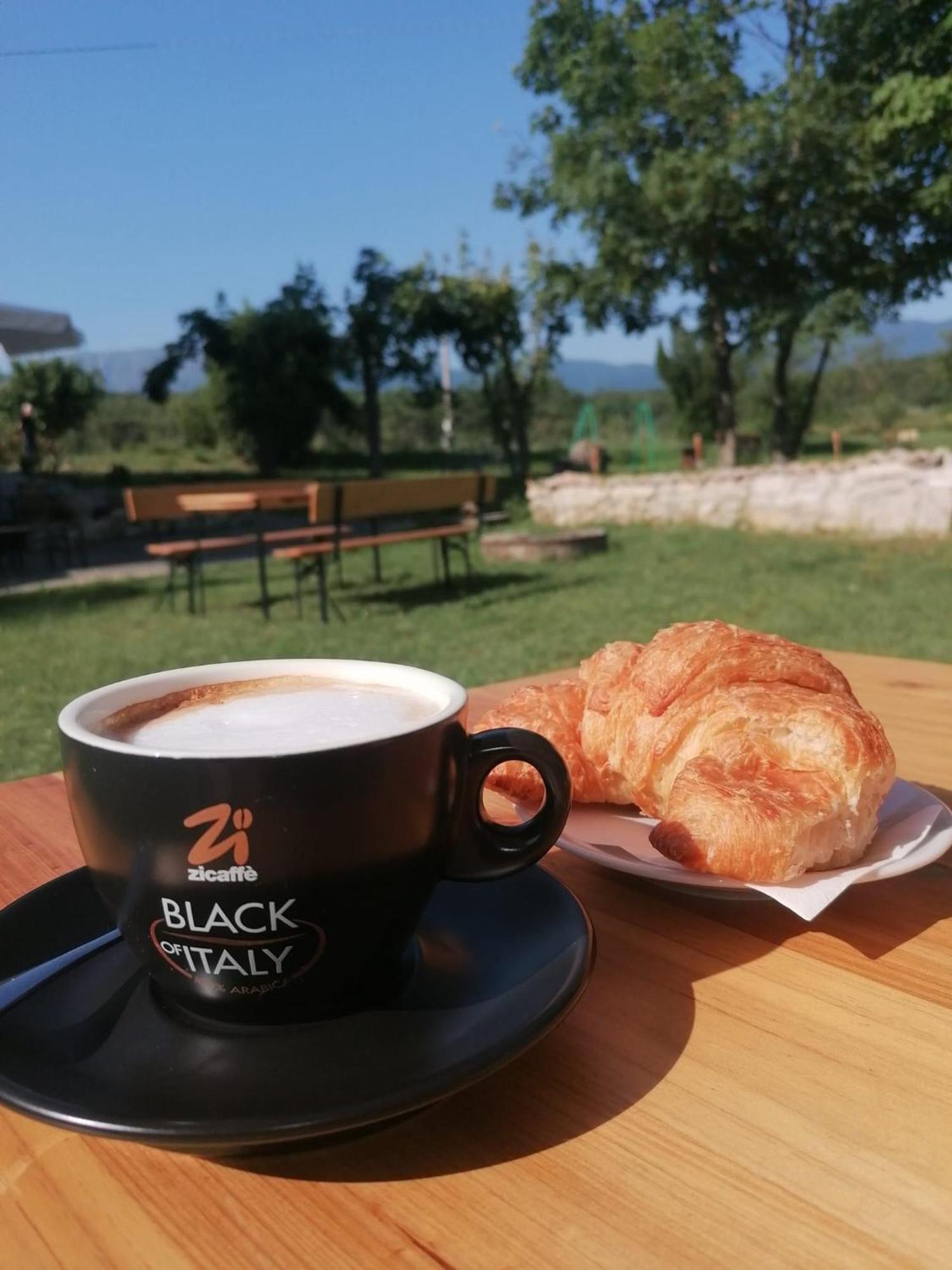 Bed&Breakfast La Ginestra Abbateggio Exterior photo